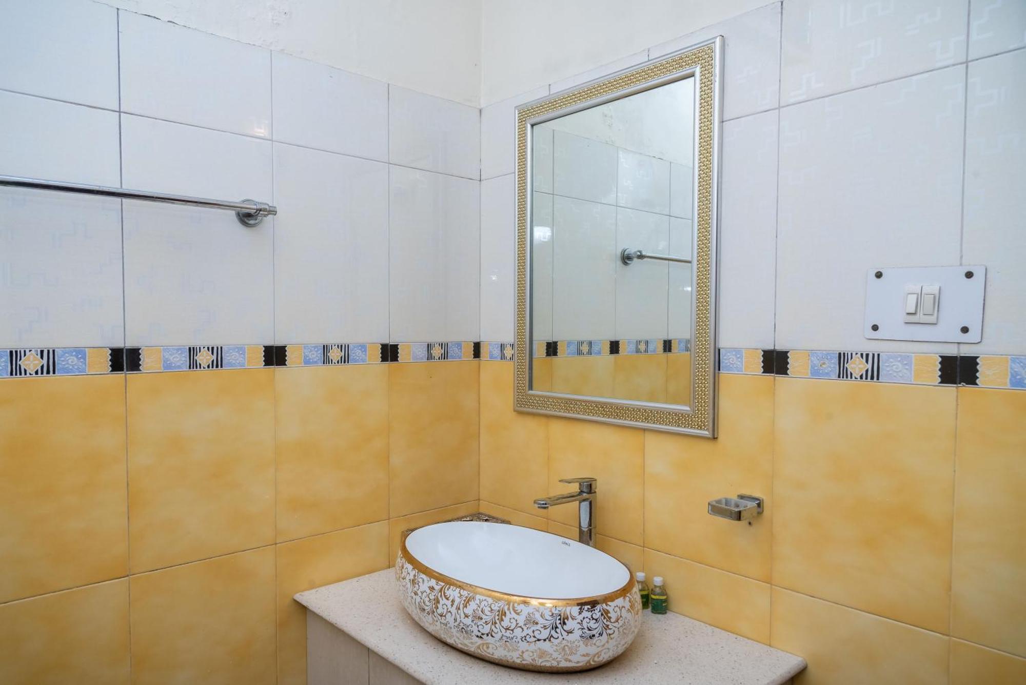 The Urban Grandeur 1 Bed and Breakfast Guwahati Exteriör bild